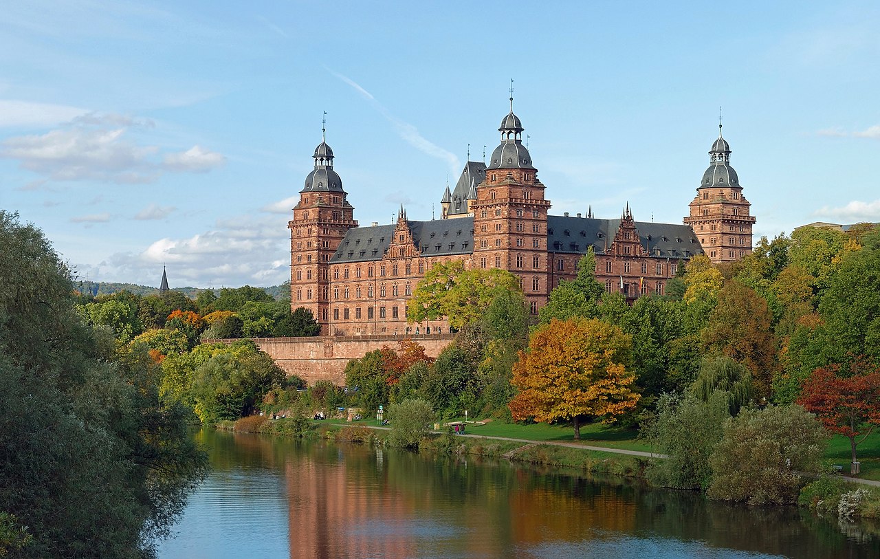 Rainer Lippert → Derivative work: Steffen Schmitz (Carschten) https://commons.wikimedia.org/wiki/File:Aschaffenburger_Schloss,_edit.jpg